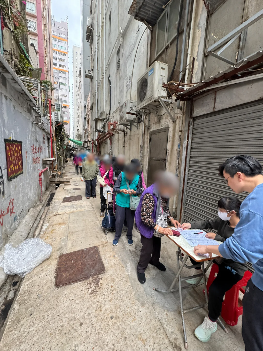 油麻地街坊排隊登記及領取飯餐